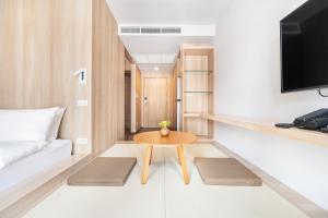 a small room with a table and a couch at LiveZen Bangkok Sukhumvit in Khlong Toei