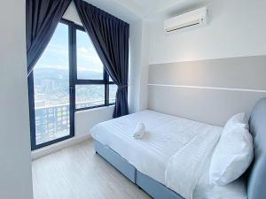 um quarto com uma cama e uma grande janela em Arte Plus Ampang em Kuala Lumpur