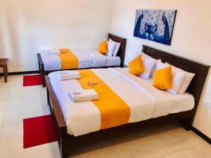 Postel nebo postele na pokoji v ubytování Queensland Hotel