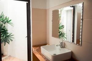 un bagno con lavandino e specchio di AK Homestay - Motorbike Rental - Cao Bang City a Cao Bằng Altre 84 foto