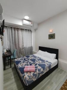 Suria Paradise Lodge في راناو: غرفة نوم عليها سرير وفوط وردية