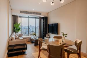 TV a/nebo společenská místnost v ubytování Brassbell l Zamalek l Om Kolthoom l Nile View