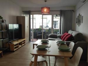 sala de estar con mesa y TV en Apartamento a metros de la playa, en Fuengirola