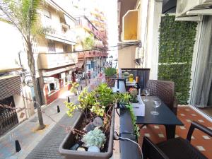 un balcón con una mesa con plantas. en Apartamento a metros de la playa, en Fuengirola