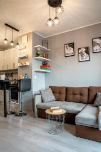 - un salon avec un canapé et une table dans l'établissement Apartament Nad Stawem, à Gdańsk