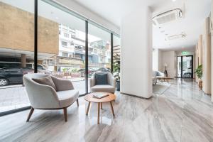 a living room with two chairs and a table at LiveZen Bangkok Sukhumvit in Khlong Toei