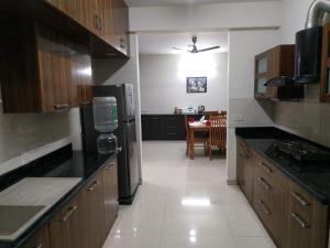 een keuken met een koelkast en een eetkamer bij Luxury 3BhK Service Apartment Manyata tech Park Hebbal in Bangalore