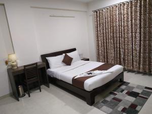 een slaapkamer met een groot bed en een raam bij Luxury 3BhK Service Apartment Manyata tech Park Hebbal in Bangalore