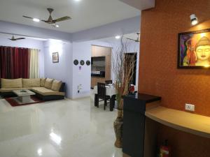 een woonkamer met een bank en een tafel bij Luxury 3BhK Service Apartment Manyata tech Park Hebbal in Bangalore