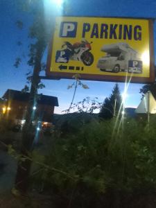 een bord voor een parkeerplaats met een motor erop bij 33 Lipe in Travnik