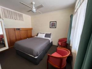 Glossop Motel客房内的一张或多张床位