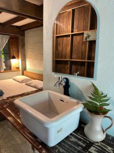 Postel nebo postele na pokoji v ubytování forestel homestay kohkood ฟอเรสเทล โฮมสเตย์ เกาะกูด