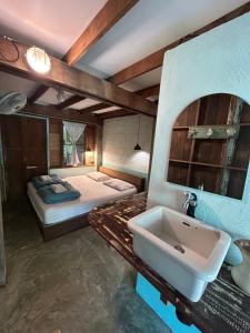 Postel nebo postele na pokoji v ubytování forestel homestay kohkood ฟอเรสเทล โฮมสเตย์ เกาะกูด