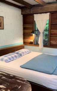 Postel nebo postele na pokoji v ubytování forestel homestay kohkood ฟอเรสเทล โฮมสเตย์ เกาะกูด