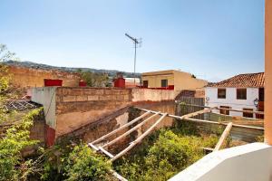 Blick auf die Stadt von einem Gebäude in der Unterkunft Casa del Mar en Tacoronte in Tacoronte