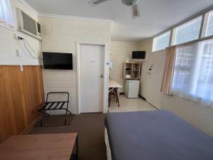 Glossop Motel客房内的一张或多张床位