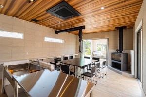 - une cuisine avec une table et des chaises dans la chambre dans l'établissement Angler’s Resort Awajishima, à Awaji
