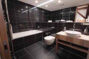 Hotel ALBRECHT في براتيسلافا: حمام مع مرحاض وحوض استحمام ومغسلة