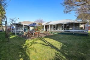 ein Bild eines Hauses mit Garten in der Unterkunft Five Mile Yay - Five Mile Bay Holiday Home in Taupo