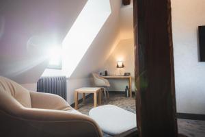 Hotel ALBRECHT في براتيسلافا: غرفة بها درج مع طاولة وكراسي