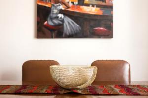 ein Tisch mit einer Schüssel und einem Bild einer Katze in der Unterkunft Montagu Country Hotel in Montagu