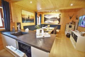 Kuchyň nebo kuchyňský kout v ubytování Zirbenwald Lodge