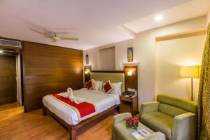 um quarto de hotel com uma cama e um sofá em Golden Manor By Brand My Hotel em Jaipur