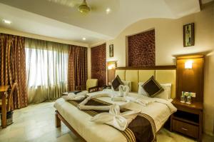 מיטה או מיטות בחדר ב-Golden Manor By Brand My Hotel