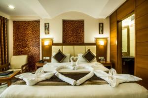 Katil atau katil-katil dalam bilik di Jaipur Hotel Golden Manor By BrandMyHotel-City Center Bani Park Jaipur