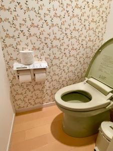 白马村HAKUBA House LuckyStar5 next to shuttle bus station ,711 ,restaurants Modern Chalet的一间位于客房内的带绿色卫生间的浴室 更多45张照片