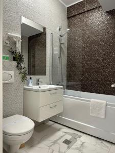 e bagno con servizi igienici, lavandino e doccia. di Lazar Towers Studios & Apartments near Palas a Iaşi