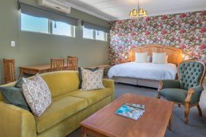 Montagu Country Hotel في مونتاغو: غرفة معيشة مع أريكة وسرير