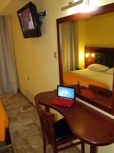 TV a/nebo společenská místnost v ubytování Hotel Filoxenia