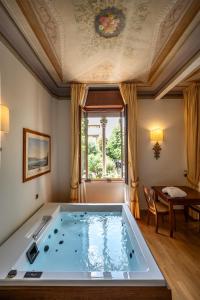 Bazén v ubytování Relais Le Felci Executive Suite Spa nebo v jeho okolí + 28 fotografií