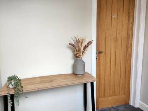 カーライルにあるCarvetii - ANNE House Room 4 - Triple bed 2nd floor en-suiteの木製のドアと棚のある部屋