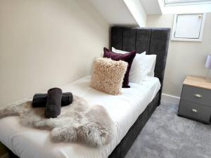 カーライルにあるCarvetii - ANNE House Room 4 - Triple bed 2nd floor en-suiteのベッドルーム(白いベッド、黒いヘッドボード付)