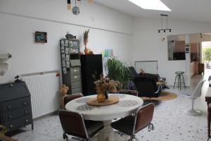 una habitación con mesa y sillas y una habitación con cocina en Étape 111, en Lille
