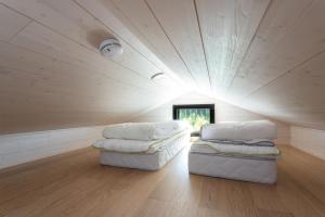 dos sofás blancos sentados en una habitación con techo en Himoskuutio 7, erillistalo, ulkoporeallas, en Jämsä