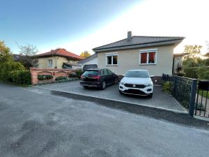 two cars parked in front of a house at In Abrahams Schoß in Blankenfelde