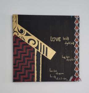 uma imagem de um par de tesouras com as palavras que o amor cura em PWL Healing Retreat Accommodation em Rotorua