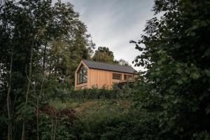 mały domek na szczycie wzgórza z drzewami w obiekcie Chalet5 w mieście Sankt Martin im Innkreis