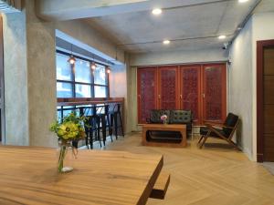 ein Zimmer mit einem Tisch und Stühlen sowie einer Bar in der Unterkunft N5 Ratchawong Hostel in Samphanthawong