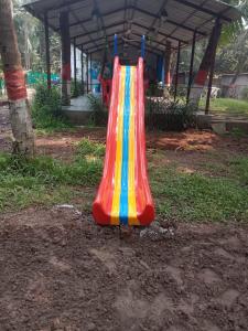 ein roter und blauer Fleck auf einem Spielplatz in der Unterkunft Aroma boutique villa by 29 Bungalow in Nagaon