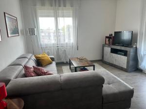 sala de estar con sofá y TV en La casa di Emilio en Ponte San Nicolo