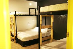 un par de literas en una habitación en Revopackers Beds and Bunks, en Kuala Lumpur
