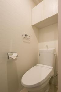 een badkamer met een wit toilet in een kamer bij trive meieki nishi 106 最大6名宿泊可 名古屋駅まで1駅 太閤通駅徒歩4分 角部屋 無料駐車場付き in Nagoya