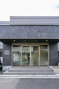 een gebouw met glazen deuren aan de zijkant bij trive meieki nishi 106 最大6名宿泊可 名古屋駅まで1駅 太閤通駅徒歩4分 角部屋 無料駐車場付き in Nagoya +6 foto's