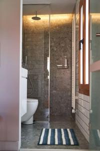 y baño con ducha, aseo y lavamanos. en #SimpliCity Modern Design Studio, en Mytilini