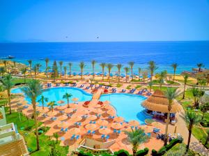 Una vista aérea de un resort con piscina y el océano. en Pickalbatros Royal Grand Sharm - Adults Friendly 16 Years Plus, en Sharm El Sheikh