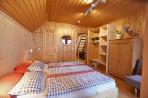 Postel nebo postele na pokoji v ubytování Zirbenwald Lodge